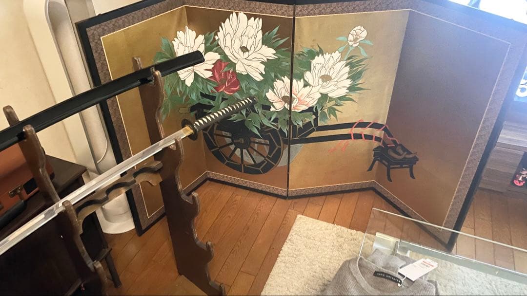 金箔をふんだんに使用した花と車輪の絵柄の金屏風