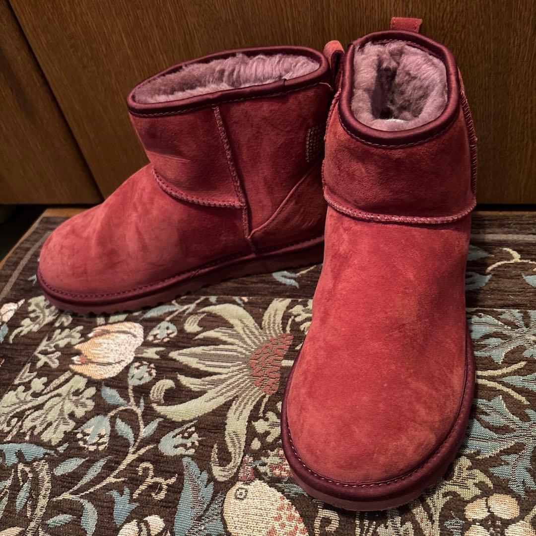 【美品】UGG スワロフスキー ムートンブーツ ワインレッド 推し色　赤