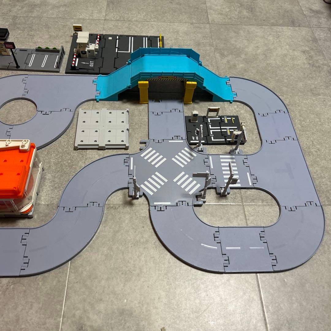 まとめ売りミニカー47台と駐車場・道路セット　トミカ　tomica