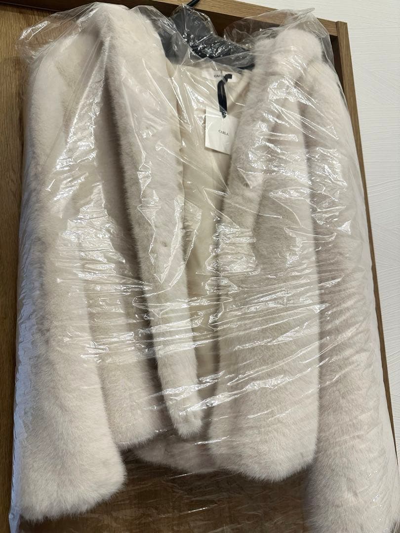 新品未使用　CARLA エコファーフードコート / ホワイト