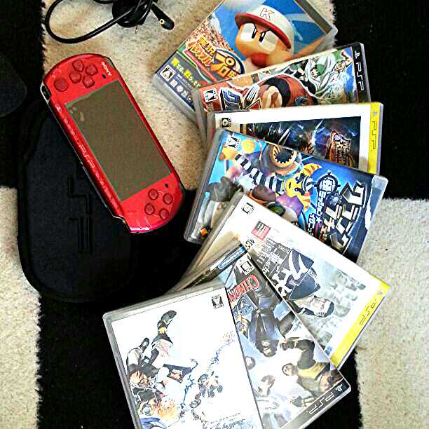 PSPと本体ケース！ディスク７枚！充電器！
