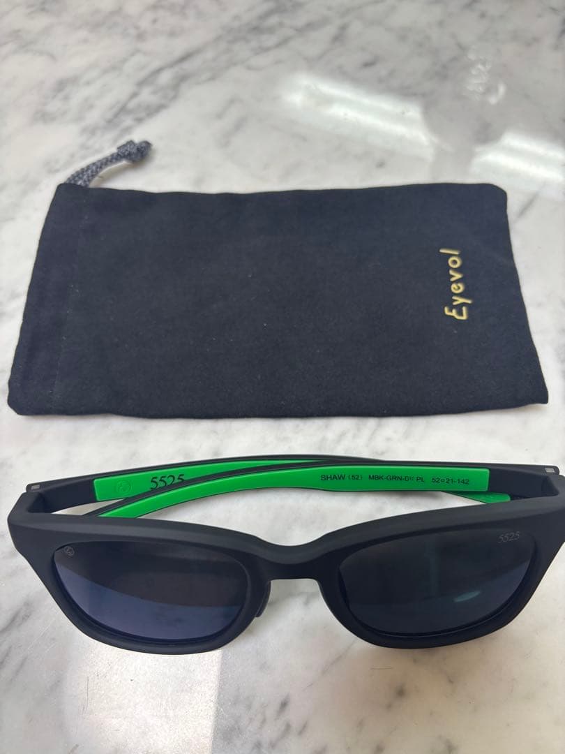 Eyevol 5525サングラス 黒/緑 収納袋付き